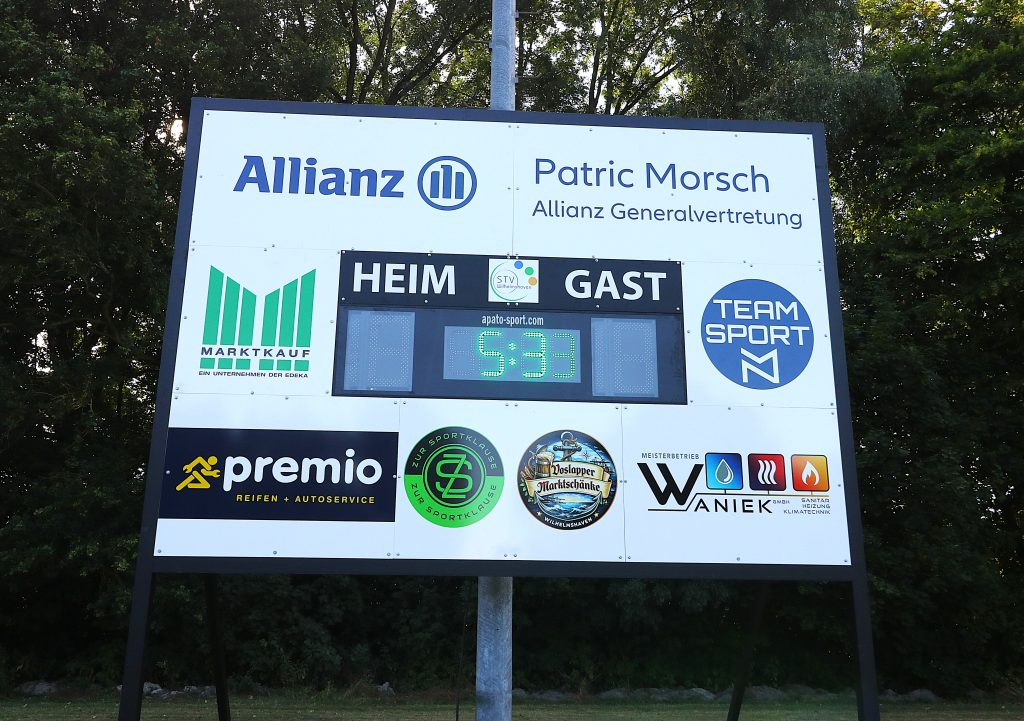Anzeigetafel mit Sponsorenwerbung